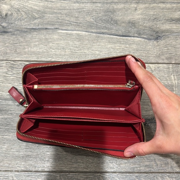 • VALENTINO GARAVANI • Calfskin Rockstud Zip Around Wallet Rosso Valentino Red - Picture 6 of 9